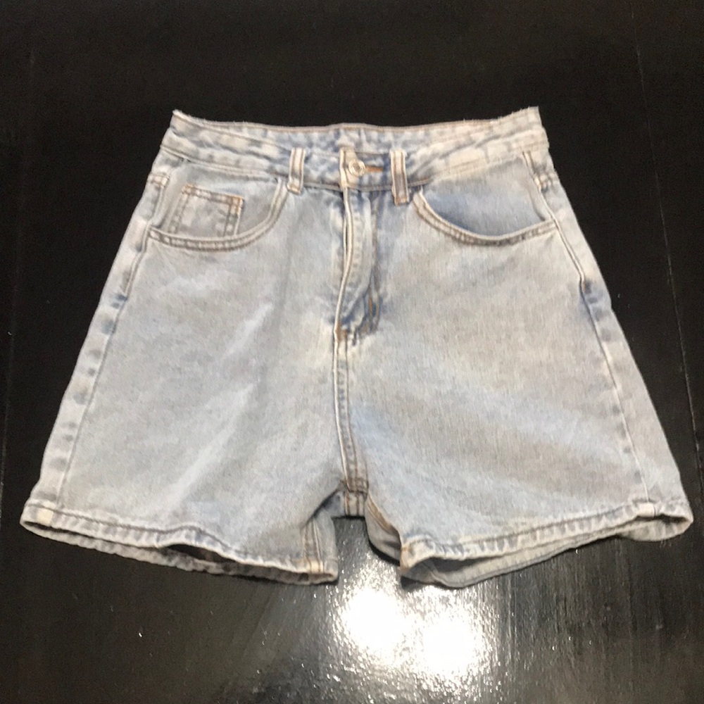 Vintage-Inspired Light Blue Denim High-Waist Women’s Shorts